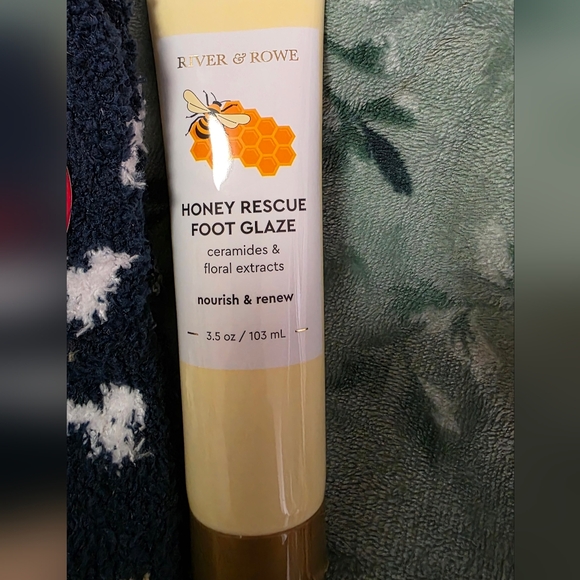 Foot Care Gift Set with Socks, Foot Care, File And Lotion - Picture 3 of 5